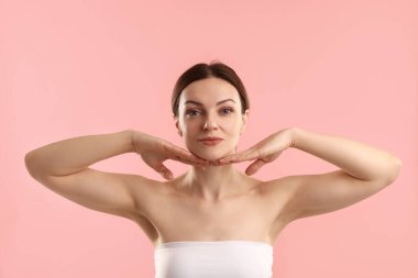 Pembe arka planda güzel bir kadının portresi.