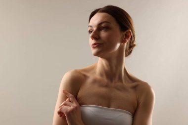 Açık gri arkaplanda güzel bir kadının portresi, metin için boşluk