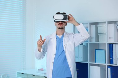 Modern teknoloji. Ofiste sanal ekran kullanan kulaklıklı bir doktor