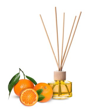 Turunçgiller kokulu sazlıklar ve beyaz mandalinalar.