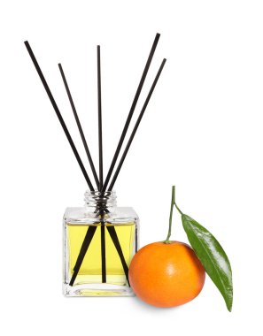 Citrus kokulu sazlık ayırıcı ve taze mandalina beyazda izole edilmiş.