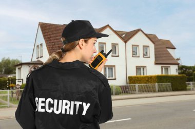 Güvenlik görevlisi evin yakınındaki telsizi kullanıyor. Özel mülk koruması