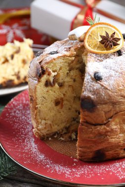 Lezzetli noel pastası pudra şekeri ve ahşap masada şenlikli dekor, yakın plan.