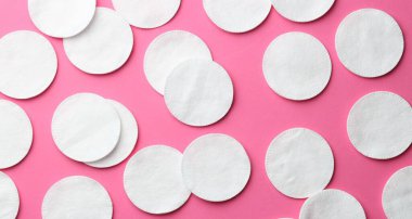 Pembe arka planda temiz pamuk pedleri, düz yatış