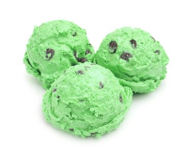 Naneli çikolatalı dondurma topları beyaza izole edilmiş.