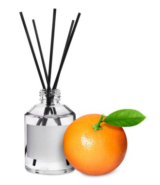 Citrus kokulu sazlık ayırıcı ve taze mandalina beyazda izole edilmiş.