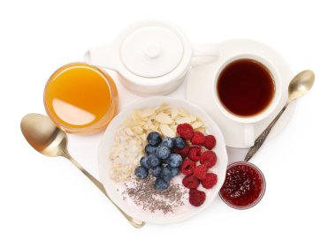 Sağlıklı kahvaltı. Fındıklı yulaf ezmesi, böğürtlen, yoğurt, reçel, çay ve meyve suyu.