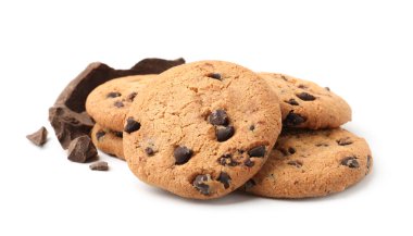 Lezzetli çikolatalı kurabiyeler ve beyaza izole edilmiş çikolata parçaları.