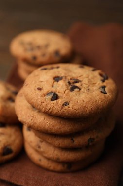 Masada lezzetli çikolatalı kurabiyeler, yakın plan.