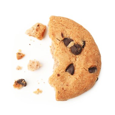 Lezzetli çikolata parçalı kurabiye, beyaza izole edilmiş, üstten.