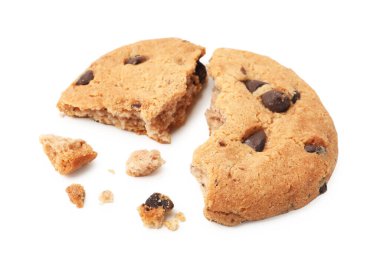 Lezzetli çikolata parçalı kurabiye parçaları beyaza izole edilmiş.