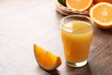 Taze portakal suyu ve ahşap masada meyveler, yakın plan. Metin için boşluk