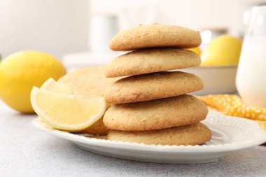 Lezzetli limonlu kurabiyeler ve meyveler masada, yakın plan.