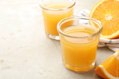 Taze portakal suyu ve meyveler ışık masasında, yakın plan. Metin için boşluk