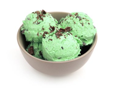 Naneli çikolatalı dondurma kasede, beyazda izole edilmiş.