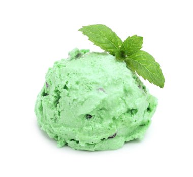 Bir top naneli çikolata parçalı dondurma, beyaz yapraklı.