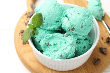 Beyaz ahşap masada naneli çikolatalı dondurma, yakın plan.