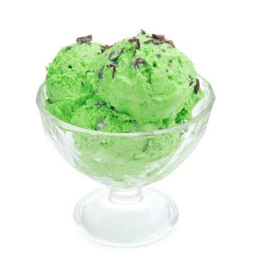 Naneli çikolatalı dondurma, tatlı kasesinde, beyazın üzerinde izole edilmiş.