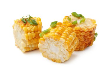 Beyaza izole edilmiş yeşil soğanlı kızarmış mısır koçanı parçaları.