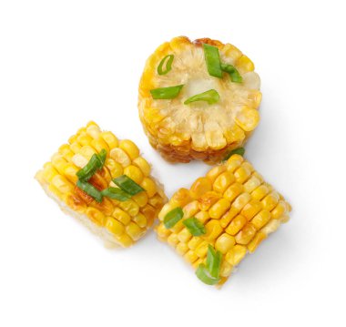 Beyaz üzerine izole edilmiş yeşil soğanlı ızgara mısır koçanı parçaları.