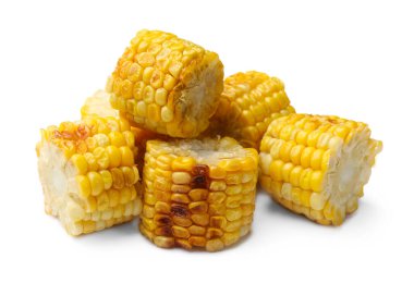 Beyaza izole edilmiş ızgara mısır koçanı parçaları.