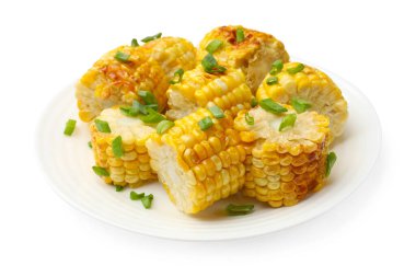 Izgara mısır koçanı parçaları ve yeşil soğan beyaza izole edilmiş.