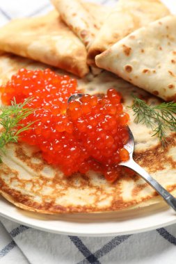 Masada kırmızı havyarlı lezzetli krepler, yakın plan.