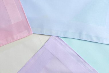 Arkaplan olarak farklı pastel renk mendilleri, yakın plan