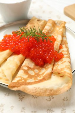 Kırmızı havyarlı ve dereotlu leziz krepler, yakın plan.