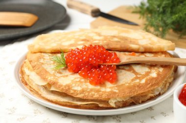 Kırmızı havyarlı ve dereotlu leziz krepler, yakın plan.