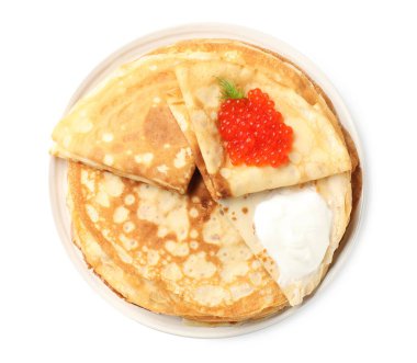 Kırmızı havyarlı ve ekşi kremalı leziz krepler beyaza izole edilmiş.