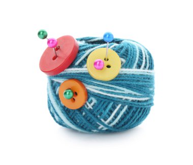 Beyaz üzerine izole düğmeler ve iğneler iliştirilmiş parlak iplik yumağı.