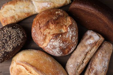 Tahta masada farklı ekmek türleri, düz yatıyordu.