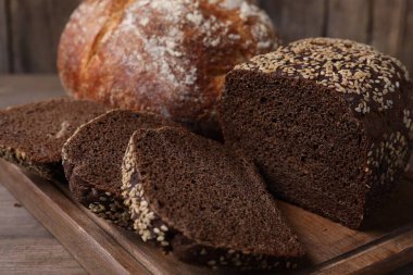 Tahta masadaki farklı ekmek türleri, yakın çekim.