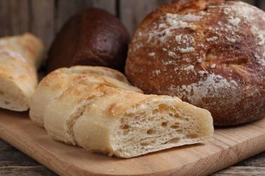 Tahta masadaki farklı ekmek türleri, yakın çekim.