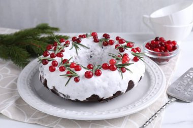 Yaban mersinli ve biberiyeli lezzetli Noel pastası, yakın plan.