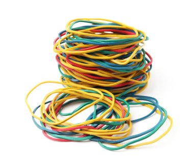 Birçok renkli lastik bant beyaza izole edilmiş.
