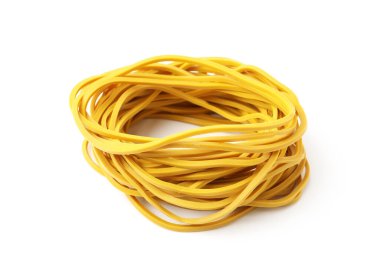 Birçok sarı lastik bant beyaza izole edilmiş.