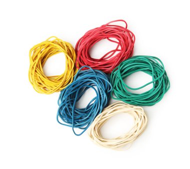 Beyaz, üst görünümde izole edilmiş renklere göre seçilen birçok lastik bant