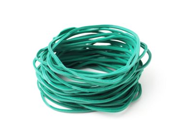 Birçok yeşil lastik bant beyaza izole edilmiş.