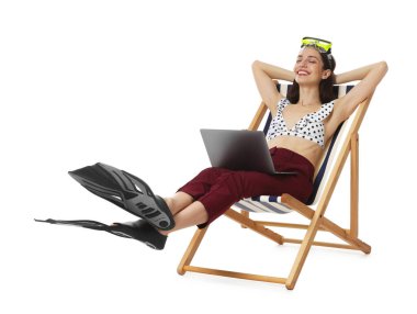 Beyaz arka planda dalış maskesi, dizüstü bilgisayarı ve yüzgeçleri olan bir iş kadını.