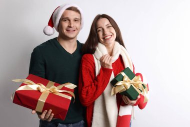 Hafif arka planda Noel hediyeleri ile Mutlu çift