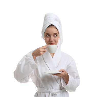 Beyaz arka planda bir fincan kahveli bornoz giymiş bir kadın.