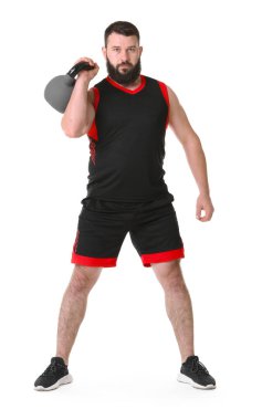 Beyaz arka planda kettlebell ile egzersiz yapan adam