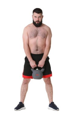 Beyaz arka planda kettlebell ile egzersiz yapan adam