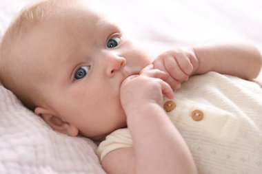 Yeni doğmuş şirin bebek yatağında uzanıyor.