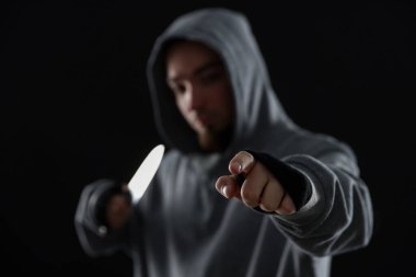 Siyah arka planda bıçaklı suçlu, seçici odaklı