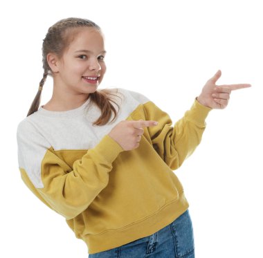 beyaz zemin üzerinde sevimli kız portresi