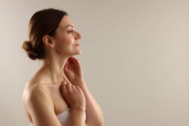 Açık gri arkaplanda güzel bir kadın, metin için boşluk