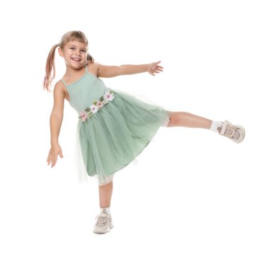 Beyaz arka planda poz veren gülümseyen küçük kız